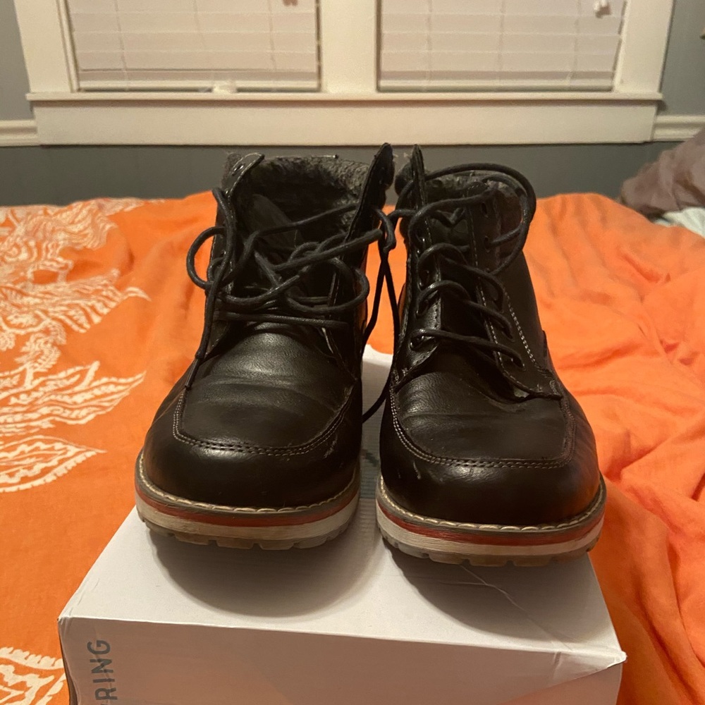 Boots men’s size 9